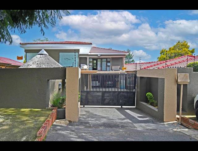 5 BEDROOM HOUSE FOR SALE IN MEREDALE EXT 04